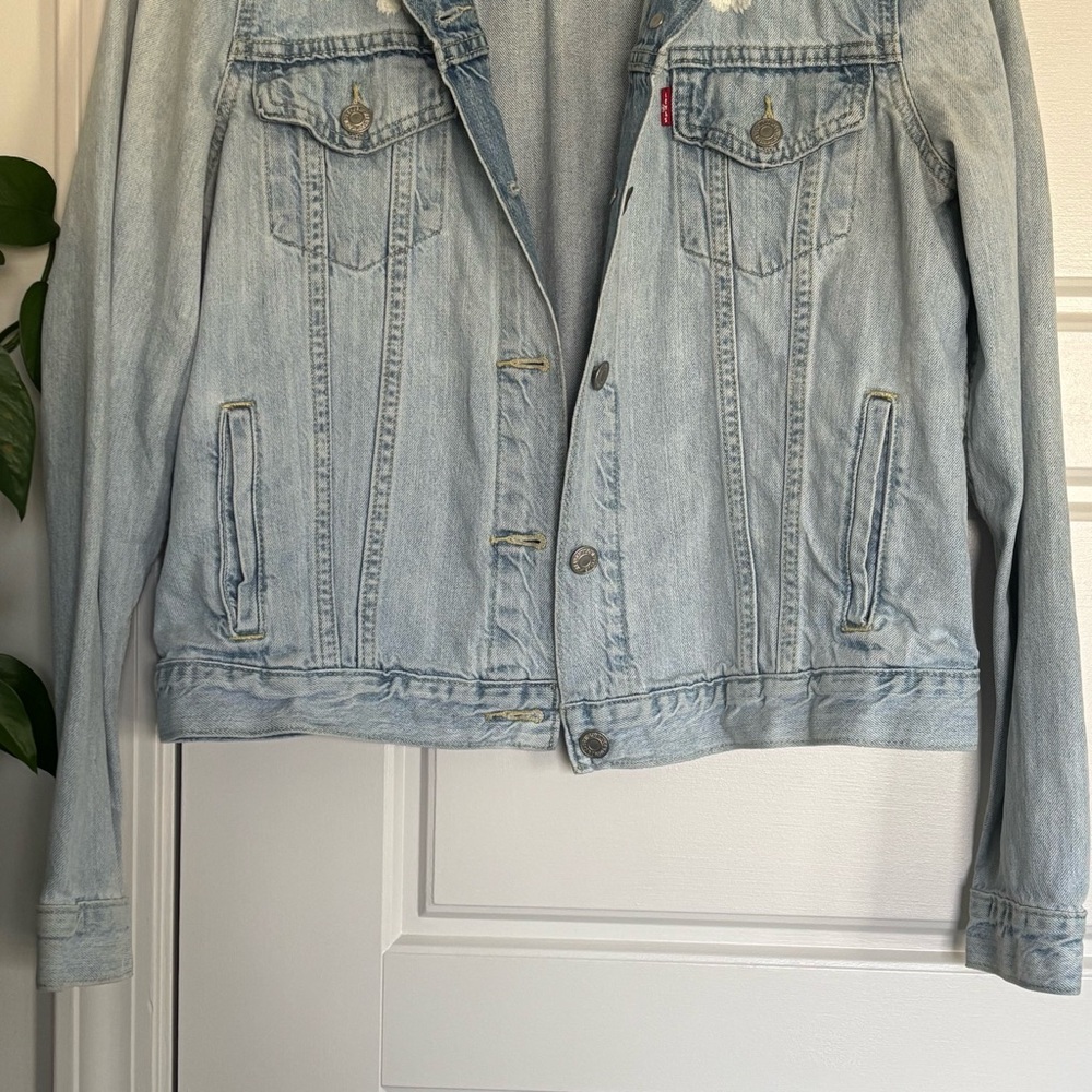 • [Levi’s] Embroidered Jean Jacket • - Picture 3 of 9